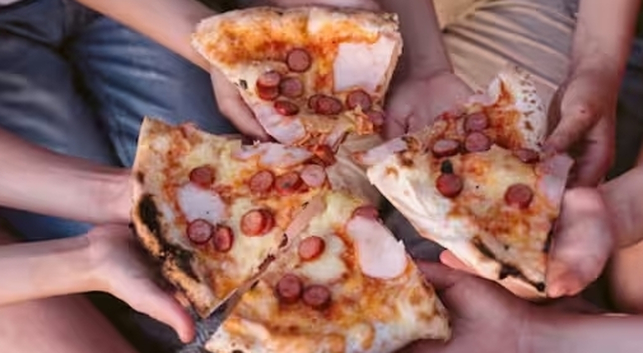 https://statics.cedscdn.it/photos/MED_HIGH/2026/05/01/9506993_01175950_studenti_intossicati_pizza_eolie_gita_finita_male_ricoveri.jpg