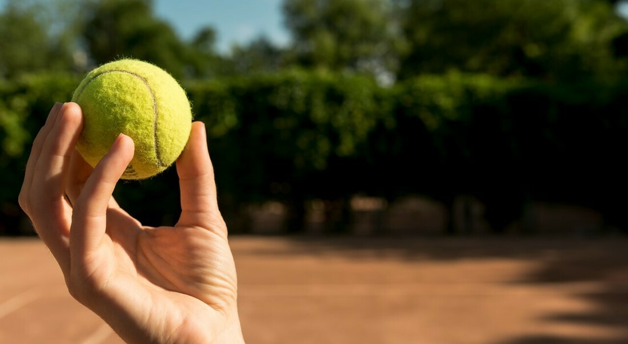 https://statics.cedscdn.it/photos/MED_HIGH/2026/05/02/9507127_02070137_pallina_da_tennis_aereo_perche_portarla_a_cosa_serve.jpg