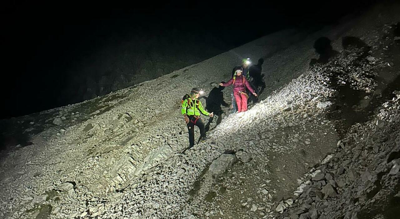 escursionisti 27enni perdono il sentiero scendendo dal monte rite recuperati con corde e imbrago nella notte da Ilgazzettino.it escursionisti 27enni perdono il sentiero scendendo dal monte rite recuperati con corde e imbrago nella notte