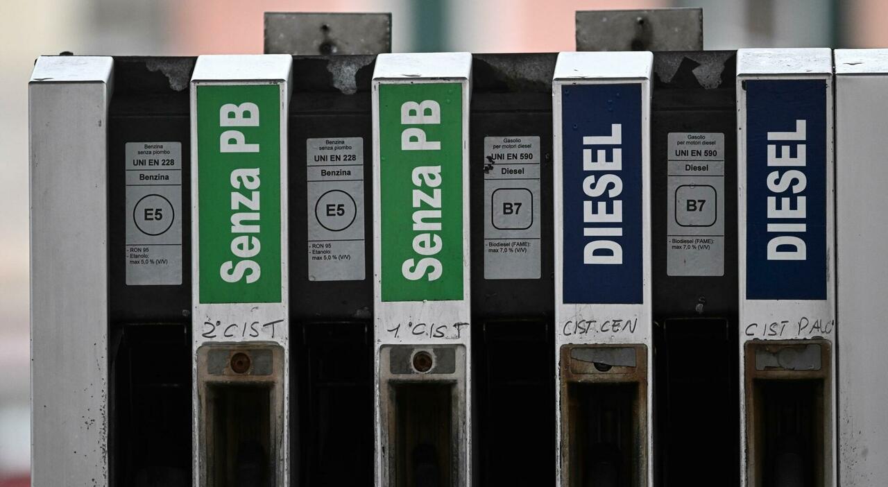 https://statics.cedscdn.it/photos/MED_HIGH/2026/05/02/9507333_02115633_taglio_accise_benzina_diesel_quanto_dura_codacons_governo.jpg