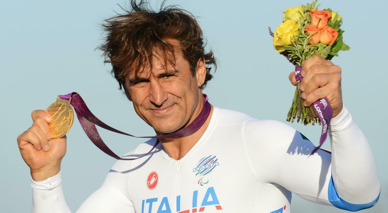 Alez Zanardi festeggia una delle sue vittorie alle Olimpiadi