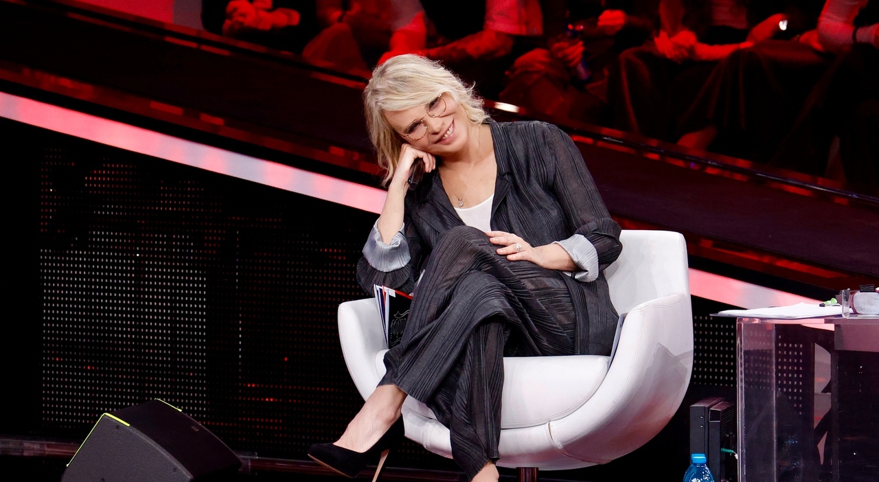 https://statics.cedscdn.it/photos/MED_HIGH/2026/05/02/9507542_02162428_maria_de_filippi_8252.jpg