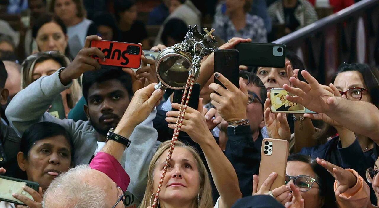 https://statics.cedscdn.it/photos/MED_HIGH/2026/05/02/9507586_02172228_san_gennaro_miracolo_sangue_liquefatto_napoli.jpg
