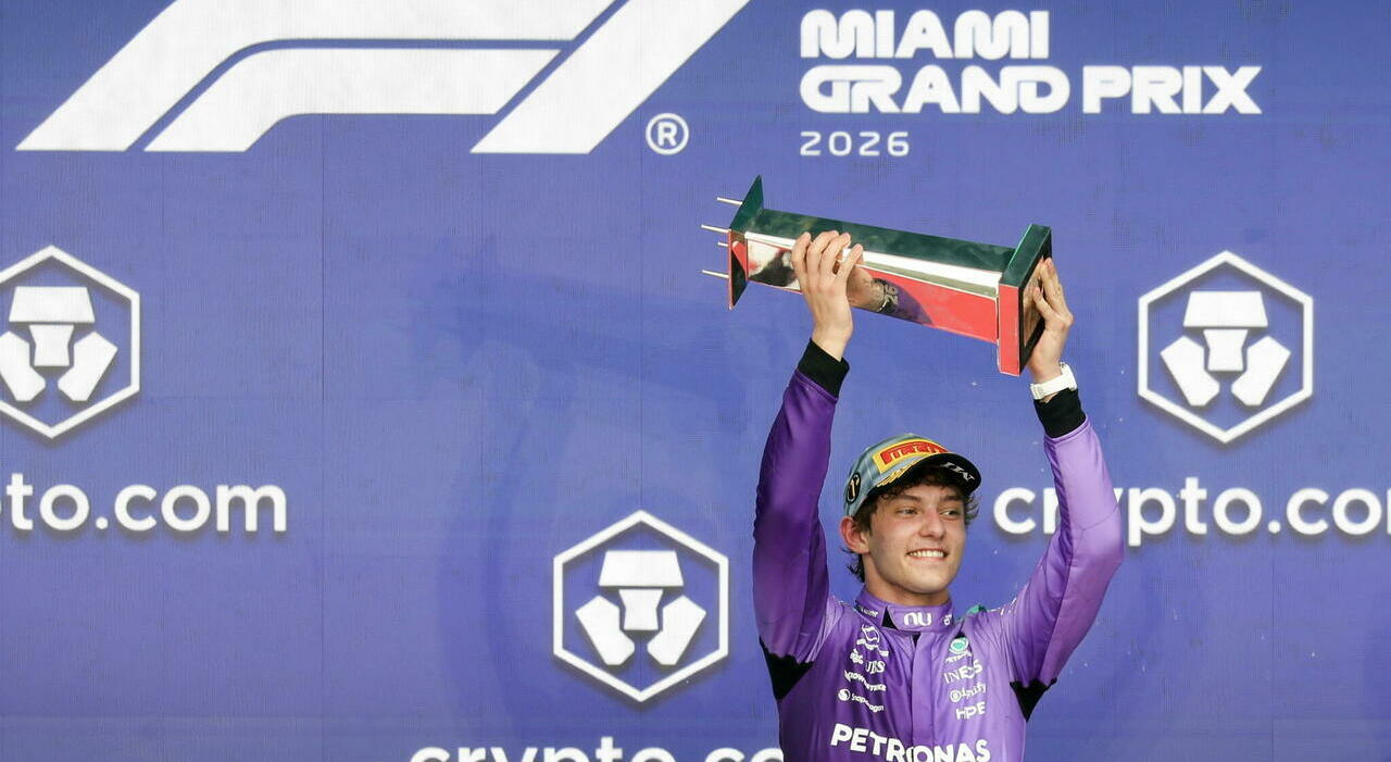 Kimi Antonelli sul podio dopo la vittoria