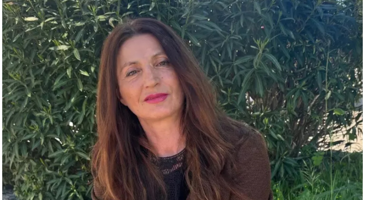https://statics.cedscdn.it/photos/MED_HIGH/2026/05/04/9510733_04124621_agnese_di_sarli_truffata_marito_divorzio_appello_mattarella_oggi.jpg