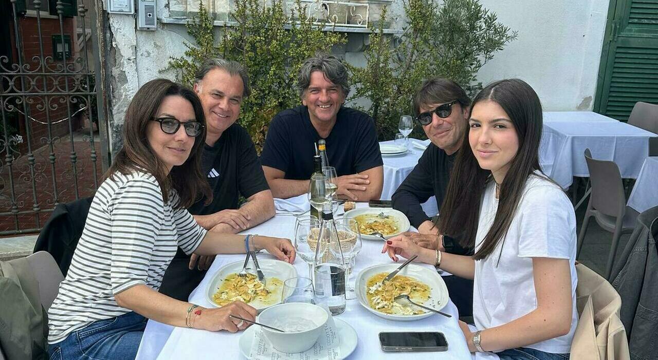 https://statics.cedscdn.it/photos/MED_HIGH/2026/05/04/9511060_04174038_antonio_conte_pranzo_napoli.jpg