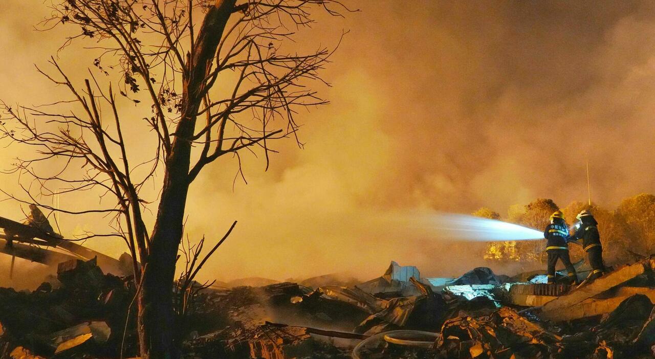 https://statics.cedscdn.it/photos/MED_HIGH/2026/05/05/9512539_05065425_esplosione_cina_liuyang_morti_feriti.jpg
