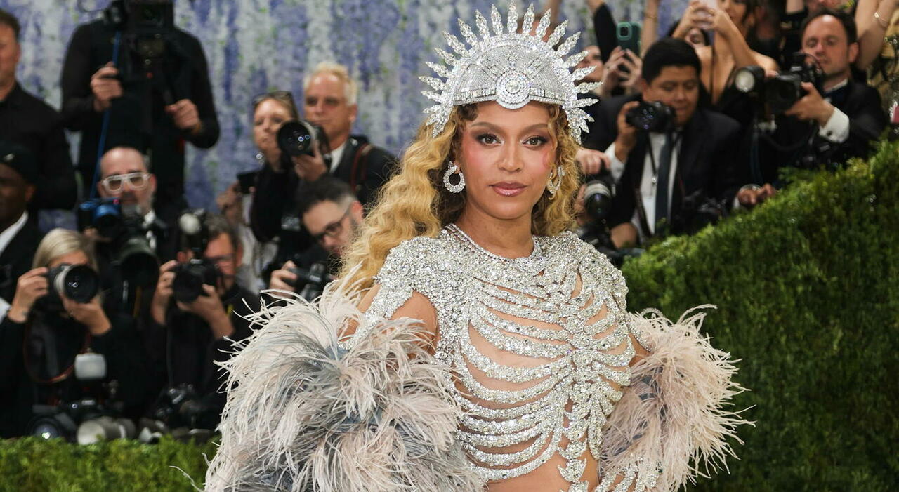 https://statics.cedscdn.it/photos/MED_HIGH/2026/05/05/9512624_05085958_met_gala_beyonce_scheletro_cristalli_marito_figlia_oggi.jpg