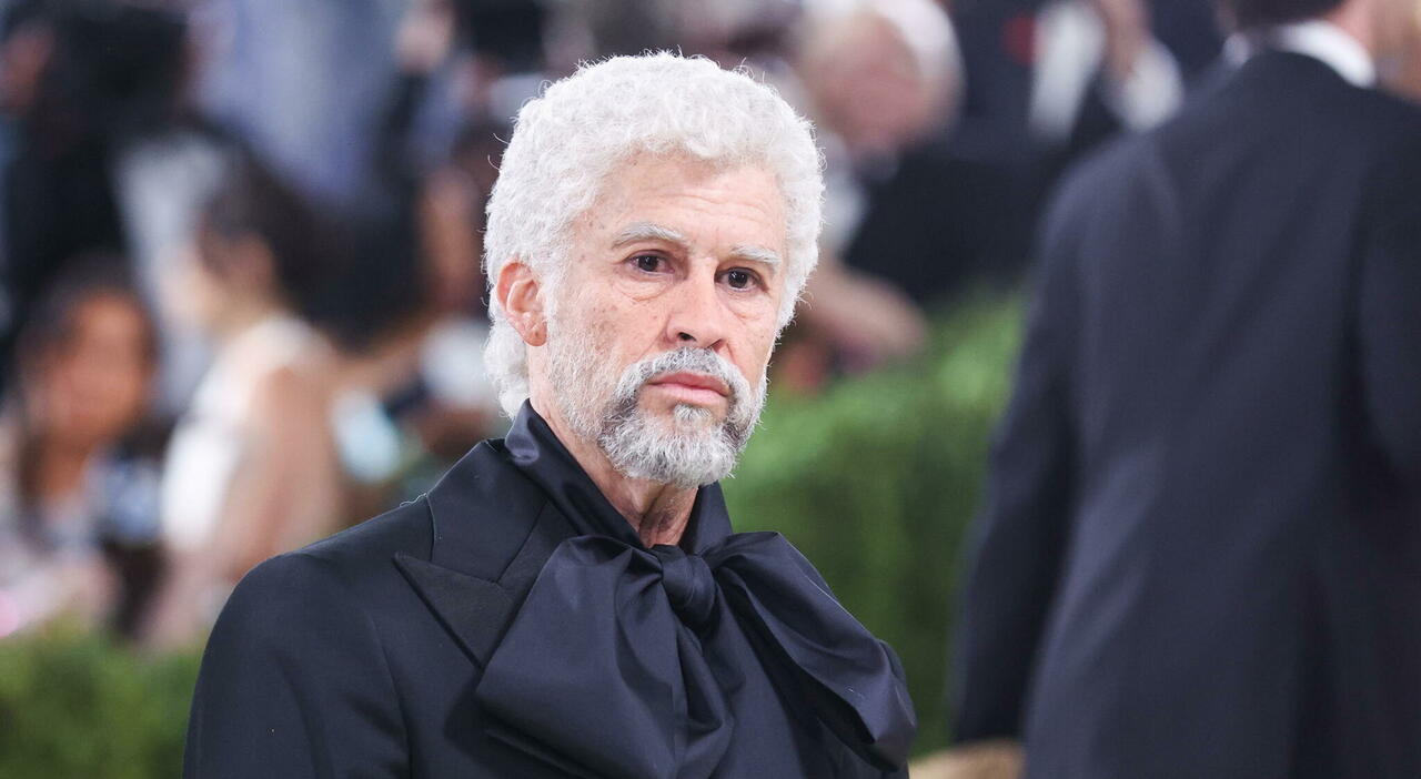 https://statics.cedscdn.it/photos/MED_HIGH/2026/05/05/9512630_05091216_met_gala_bad_banny_invecchiato_protesi_provocazione_vecchi.jpg