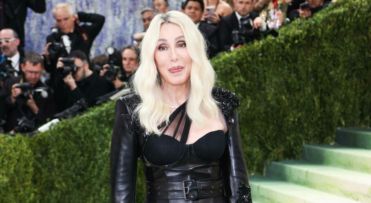 https://statics.cedscdn.it/photos/MED_HIGH/2026/05/05/9512651_05092935_met_gala_cher_bionda_prima_volta_nuda_scandalo_compleanno_80_anni_oggi.jpg