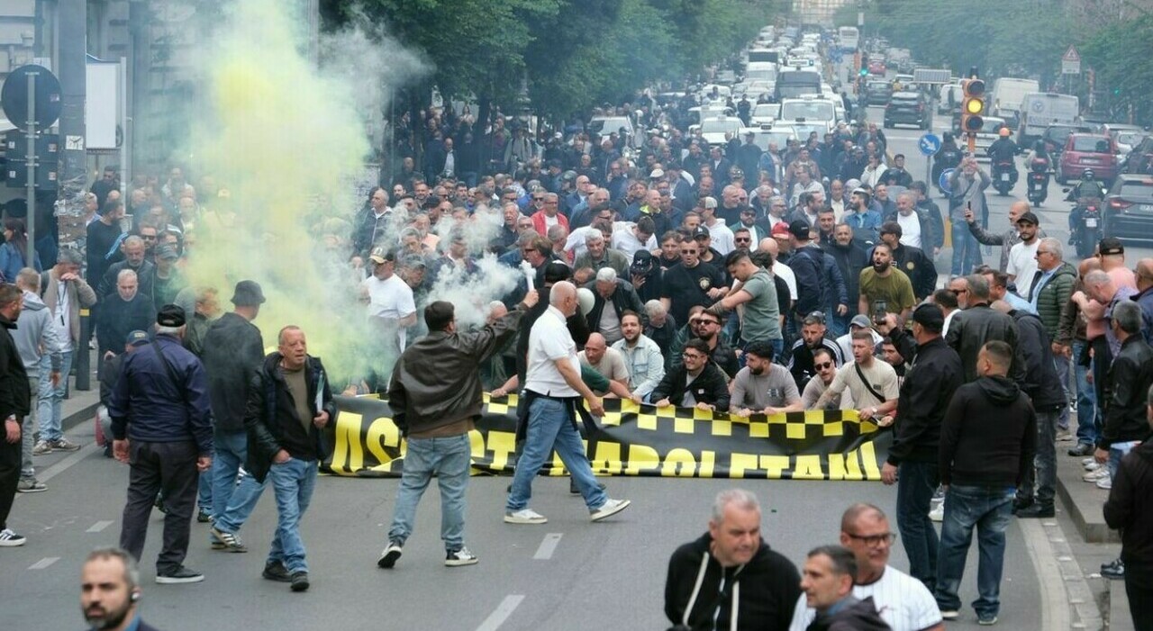 sciopero dei taxi a napoli tensione in strada uova contro vigili da Ilmattino.it sciopero dei taxi a napoli tensione in strada uova contro vigili