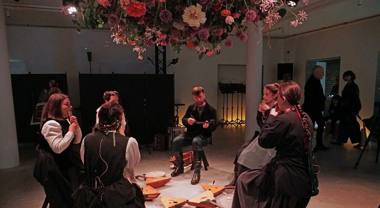 biennale il padiglione russo tra suoni fiori e gin tonic alla scoperta dello spazio pi249 discusso