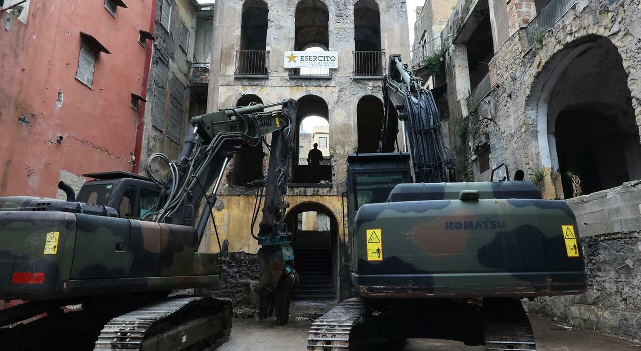 torre annunziata ruspe su palazzo fienga va gi249 il simbolo del clan ora diventi piazza siani da Ilmattino.it torre annunziata ruspe su palazzo fienga va gi249 il simbolo del clan ora diventi piazza siani