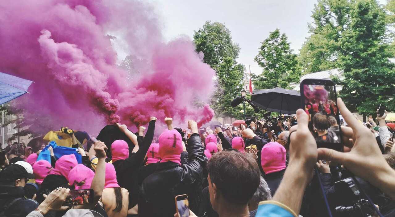 https://statics.cedscdn.it/photos/MED_HIGH/2026/05/06/9515112_06133638_biennale_pussy_riot_femen_padiglione_russia.jpg