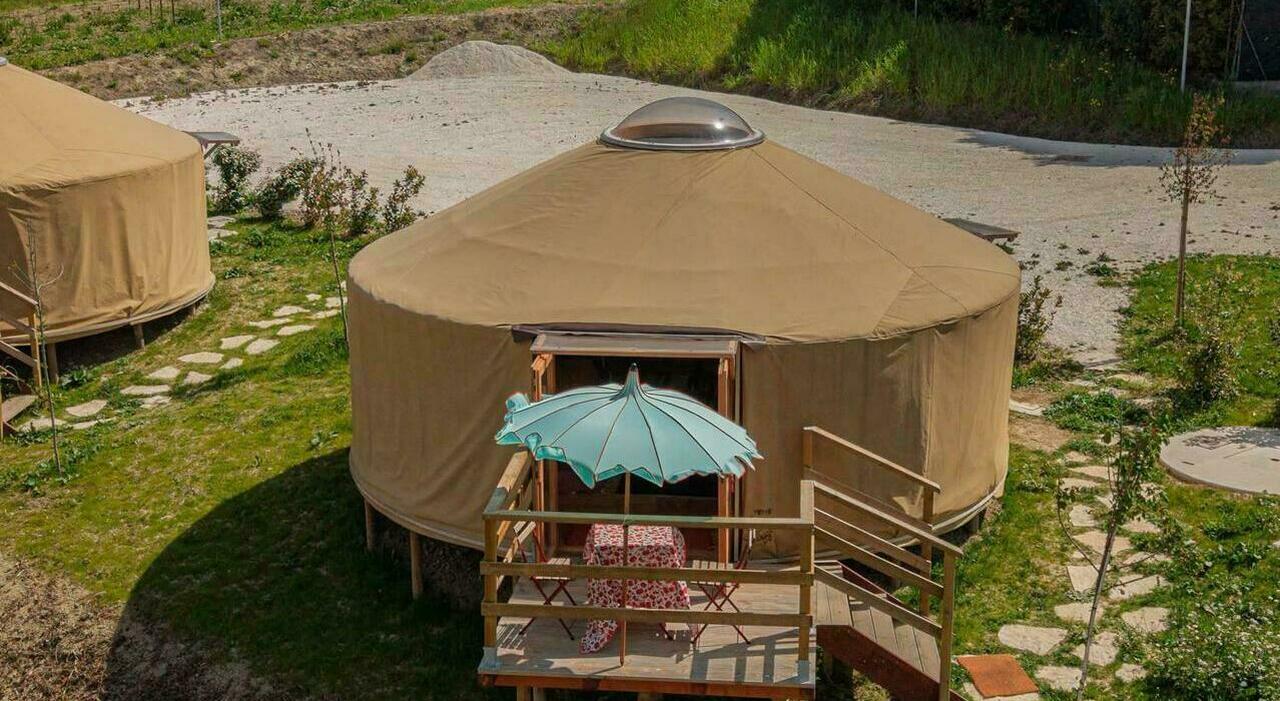 https://statics.cedscdn.it/photos/MED_HIGH/2026/05/07/9517186_07101453_tende_yurta_moda_estate_2026_prezzo.jpg