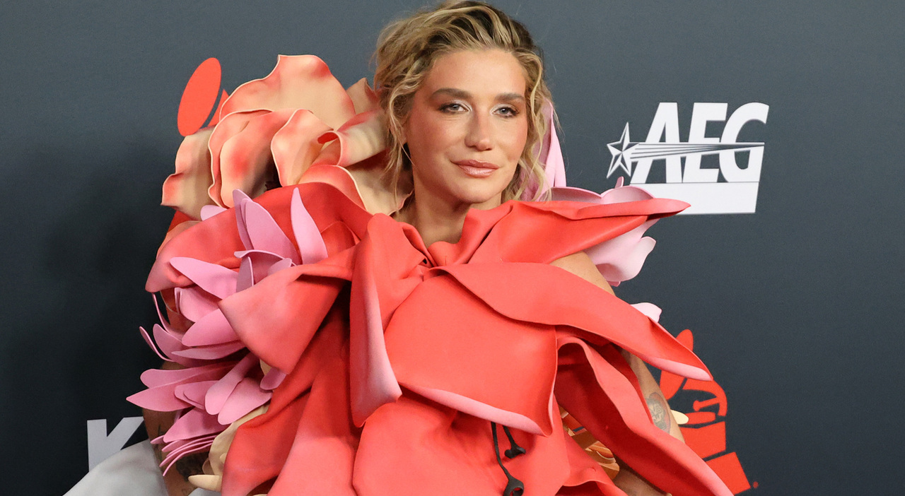https://statics.cedscdn.it/photos/MED_HIGH/2026/05/07/9517482_07144810_kesha_placenta_gioielli_denti_intervista.jpg