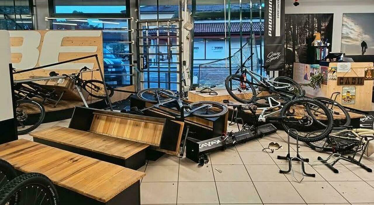 Spaccata da Crazy Sport, rubate bici da corsa per 50mila euro. Il titolare: «Per poco buttavano giù la palazzina. Sesto colpo, ma non mollo»