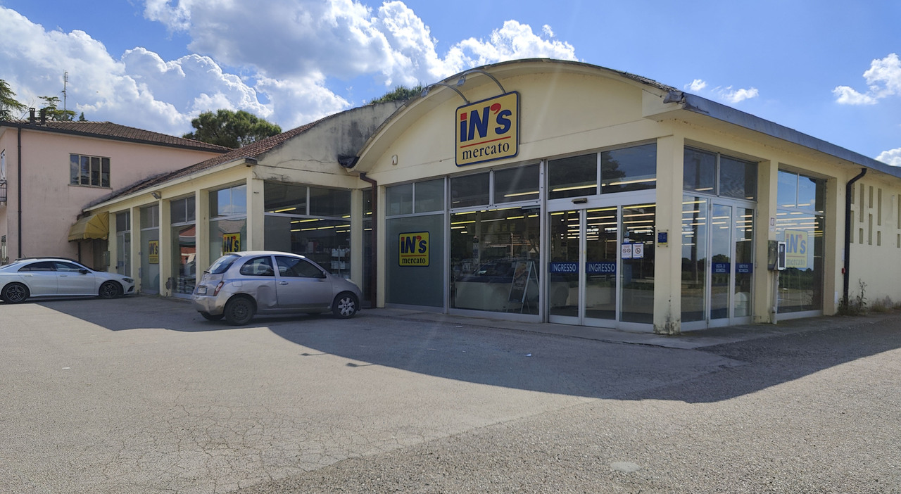 Rapina al supermercato: lancia una latta contro il commesso e scappa con l'incasso
