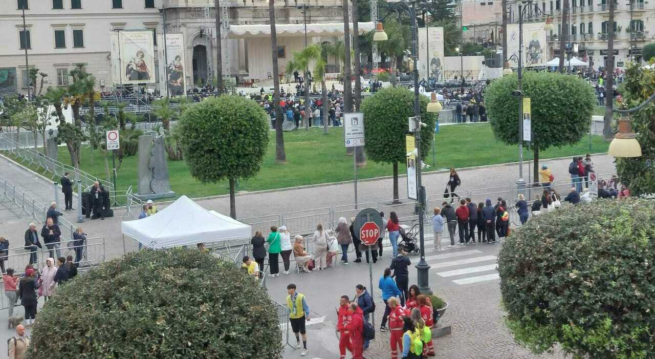 papa a pompei fedeli in attesa dalle 4 del mattino per larrivo di leone xiv