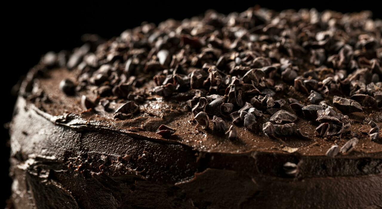 https://statics.cedscdn.it/photos/MED_HIGH/2026/05/08/9519498_08121109_close_up_view_chocolate_cake_concept.jpg