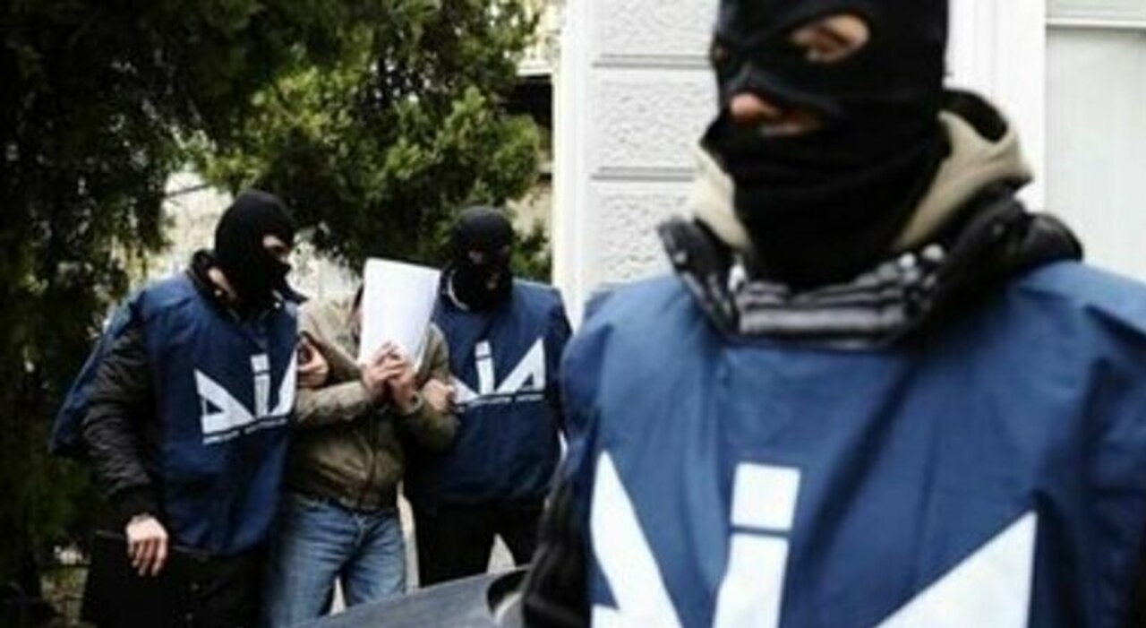 https://statics.cedscdn.it/photos/MED_HIGH/2026/05/08/9519675_08151006_massimiliano_le_donne_narcos_il_paesano_taglia_200mila_euro.jpg