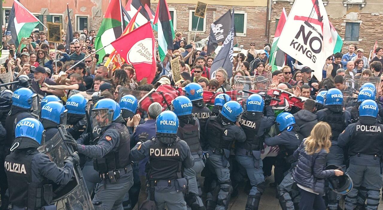 biennale scontri e scioperi tafferugli con la polizia e 20 padiglioni chiusi