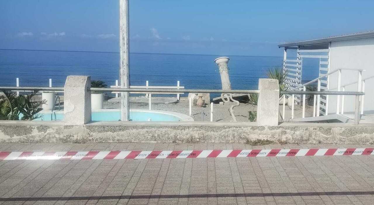 https://statics.cedscdn.it/photos/MED_HIGH/2026/05/09/9521468_09110616_morto_operaio_spiaggia_paola.jpg