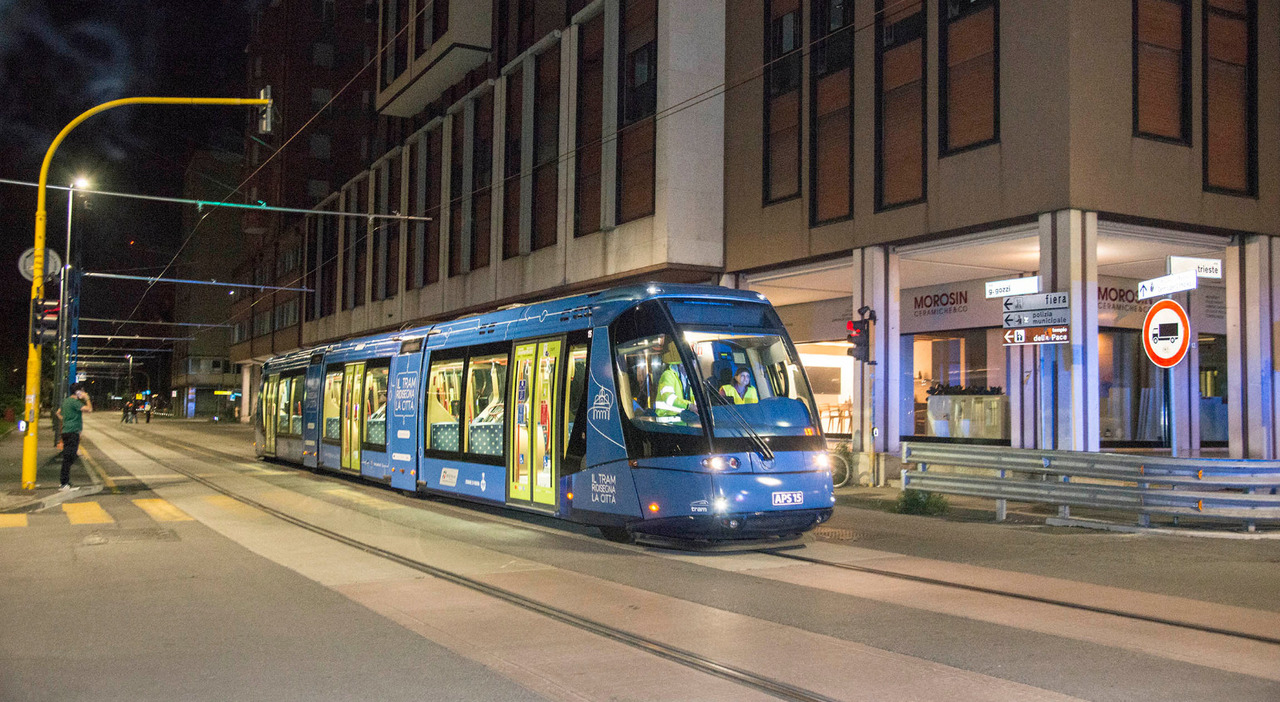 https://statics.cedscdn.it/photos/MED_HIGH/2026/05/09/9521601_09131828_tram_sir3_prove_stazione_via_morgagni_sindaco.jpg
