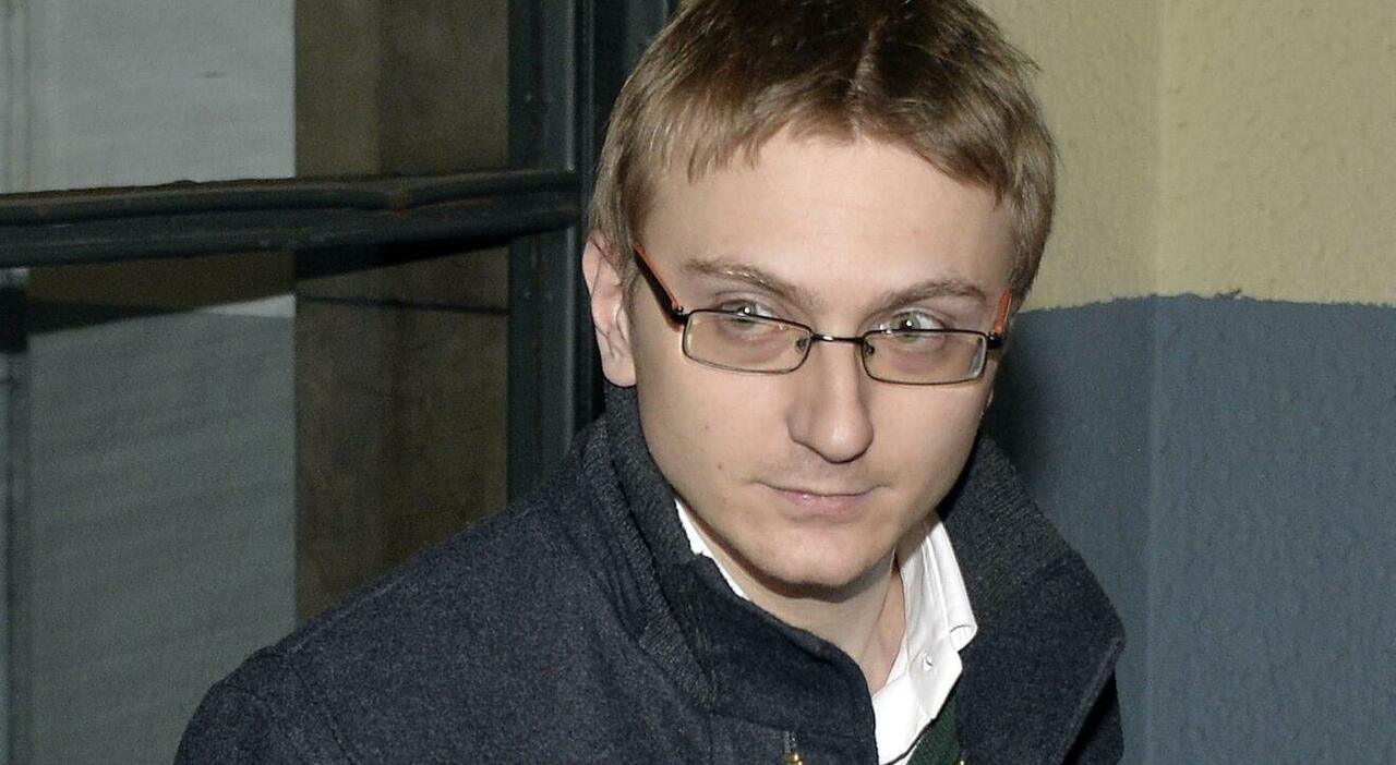 https://statics.cedscdn.it/photos/MED_HIGH/2026/05/09/9521620_09132338_alberto_stasi_fuori_carcere.jpg
