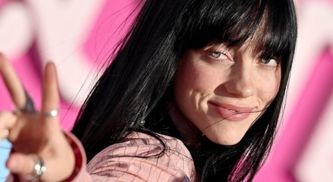 https://statics.cedscdn.it/photos/MED_HIGH/2026/05/09/9521836_09175452_8080142_25215007_billie_eilish_si_racconta_senza_filtri_l_intimita_aiuta_a_sentirsi_belli._dovrebbero_darmi_un_dott.jpg