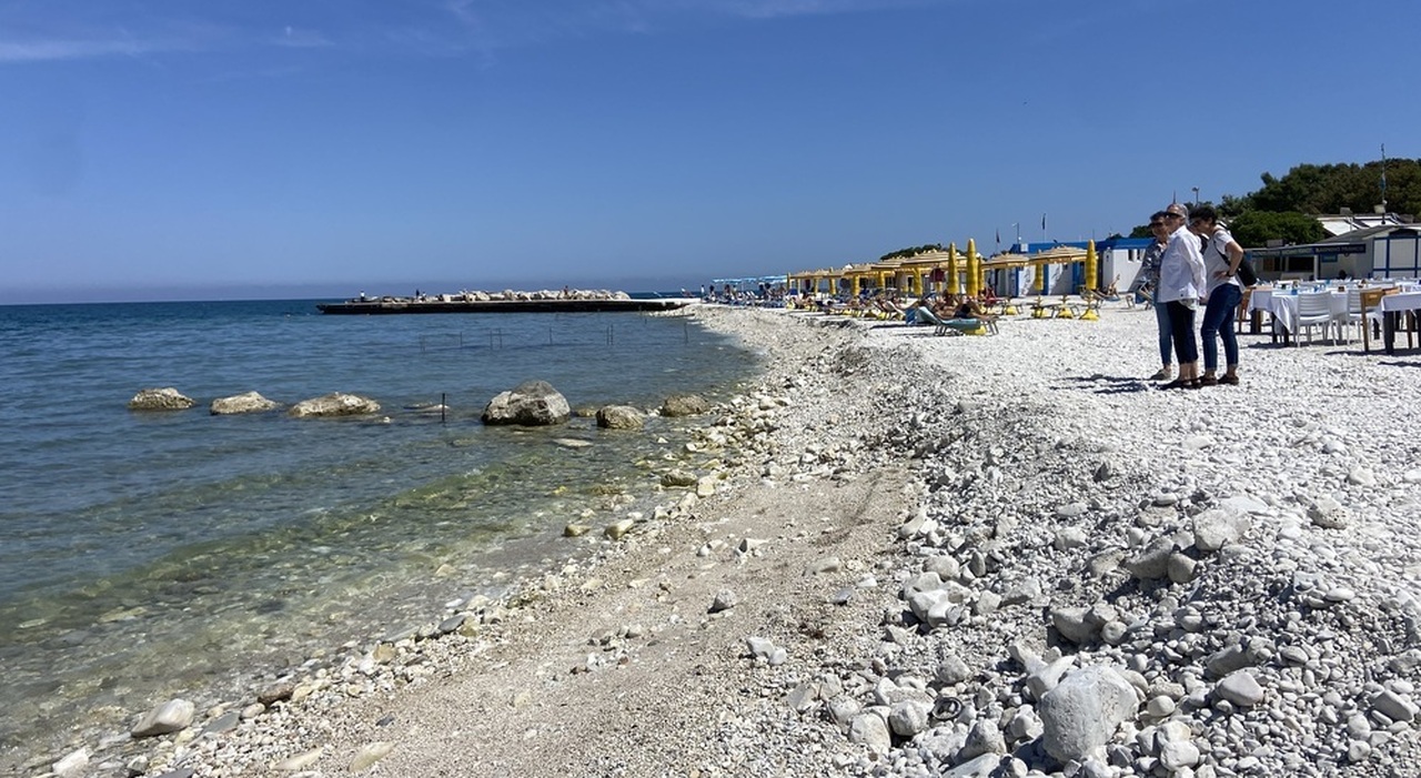 Baia di Portonovo, avvio a ostacoli con gli arenili spazzati via: «Così è dura lavorare»