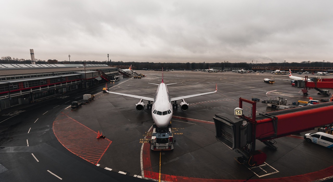 https://statics.cedscdn.it/photos/MED_HIGH/2026/05/09/9521896_09185940_aeroport.jpg