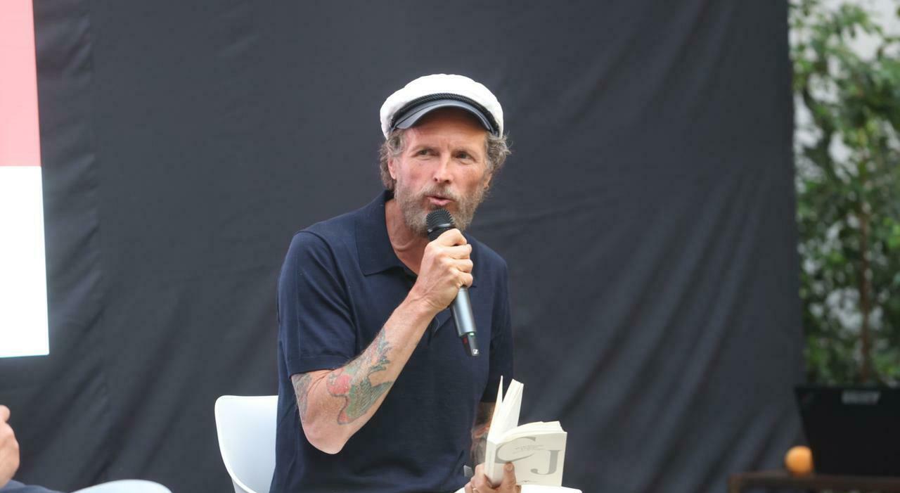 Jovanotti al Foqus di Napoli: «Con le poesie da viaggio nella città della canzoni»