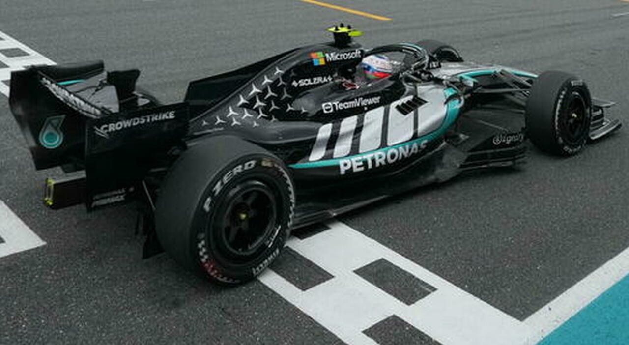 La Mercedes di Antonelli mentre taglia il traguardo a Miami
