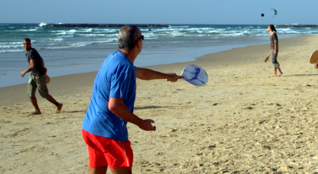 https://statics.cedscdn.it/photos/MED_HIGH/2026/05/10/9523588_10180813_racchettoni_spiaggia_risarcimento.jpg