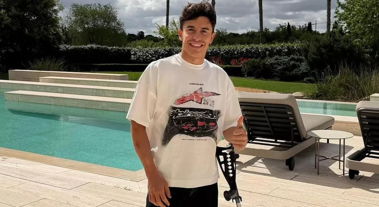 In piedi a bordo piscina, col sorriso ed il pollice alzato, ecco la foto pubblicata da Marc Marquez sui suoi social
