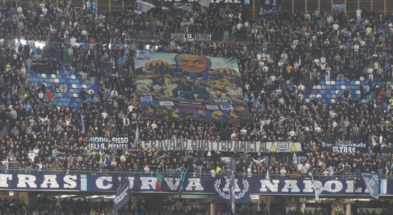 eravamo quattro amici al var lo striscione provocatorio della curva a da Ilmattino.it eravamo quattro amici al var lo striscione provocatorio della curva a