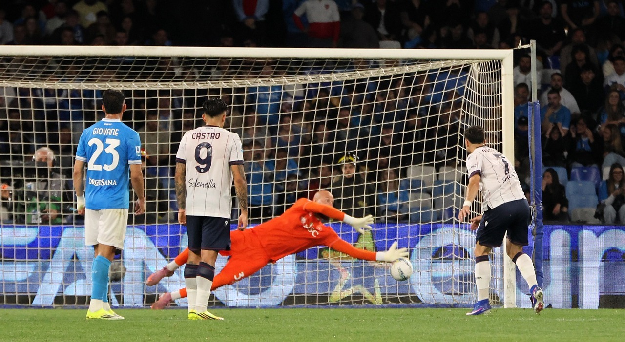 napoli bologna fallo di di lorenzo su miranda perch233 232 rigore l annuncio dell arbitro piccinini