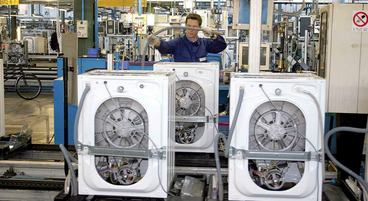 electrolux dimezza la produzione annunciati 1700 esuberi in italia i tagli su produzione personale ricerca e sviluppo