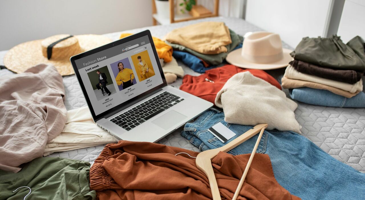 https://statics.cedscdn.it/photos/MED_HIGH/2026/05/12/9527032_12081640_fast_fashion.jpg