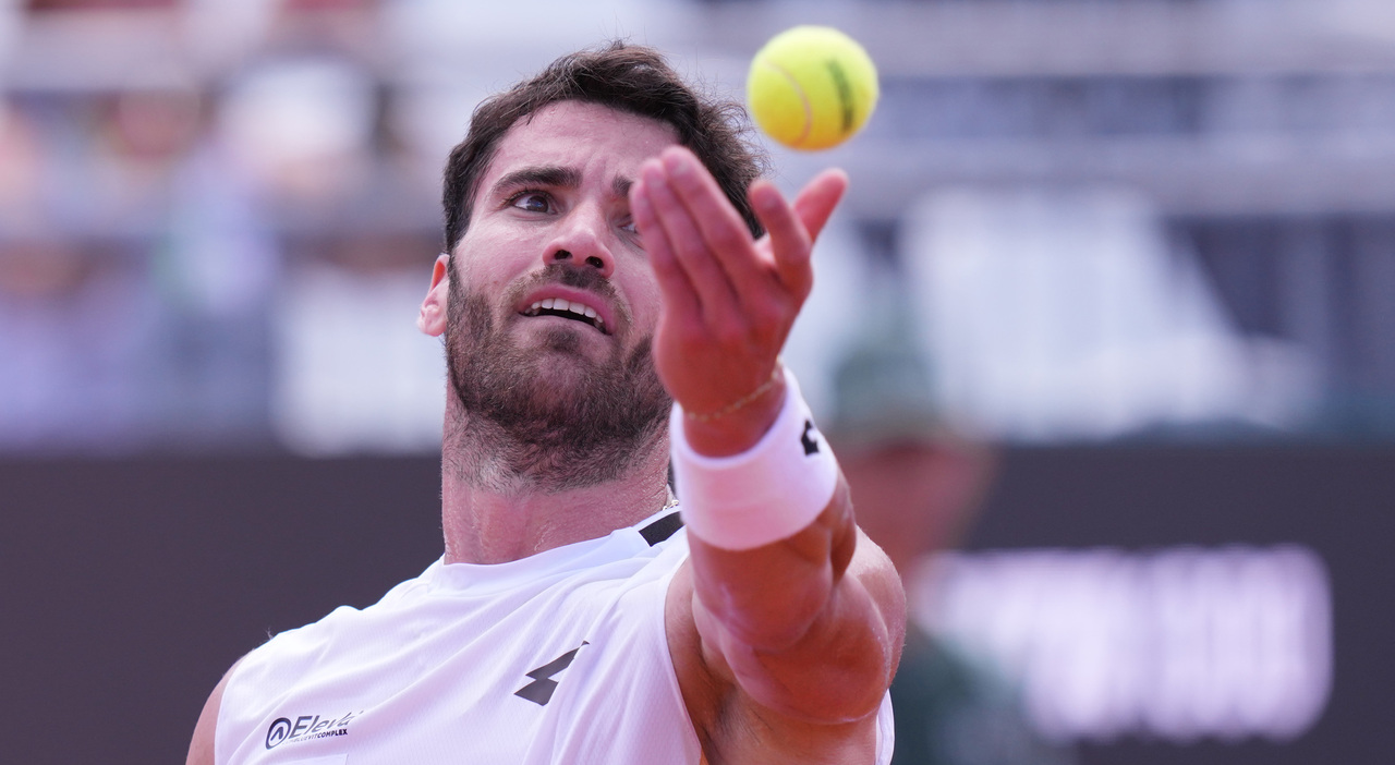 https://statics.cedscdn.it/photos/MED_HIGH/2026/05/12/9527204_12111521_andrea_pellegrino_sinner_tennis_intervista_internazionali.jpg