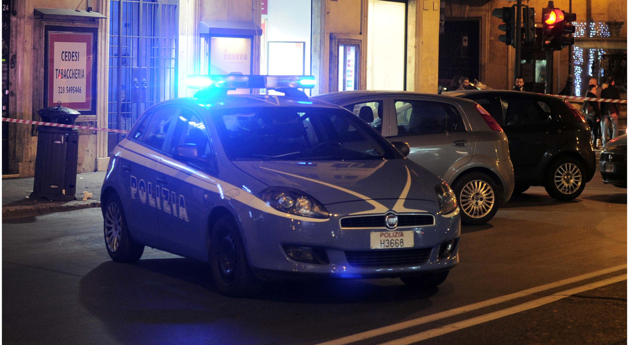 https://statics.cedscdn.it/photos/MED_HIGH/2026/05/12/9527313_12123609_macchina_polizia.jpg
