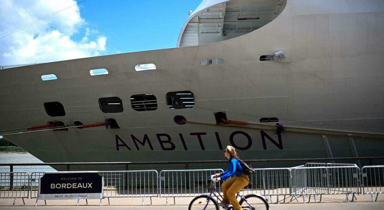 https://statics.cedscdn.it/photos/MED_HIGH/2026/05/13/9529946_13182713_crociera_virus_nave_ambition_gastroenterite_cosa_succede_oggi.jpg