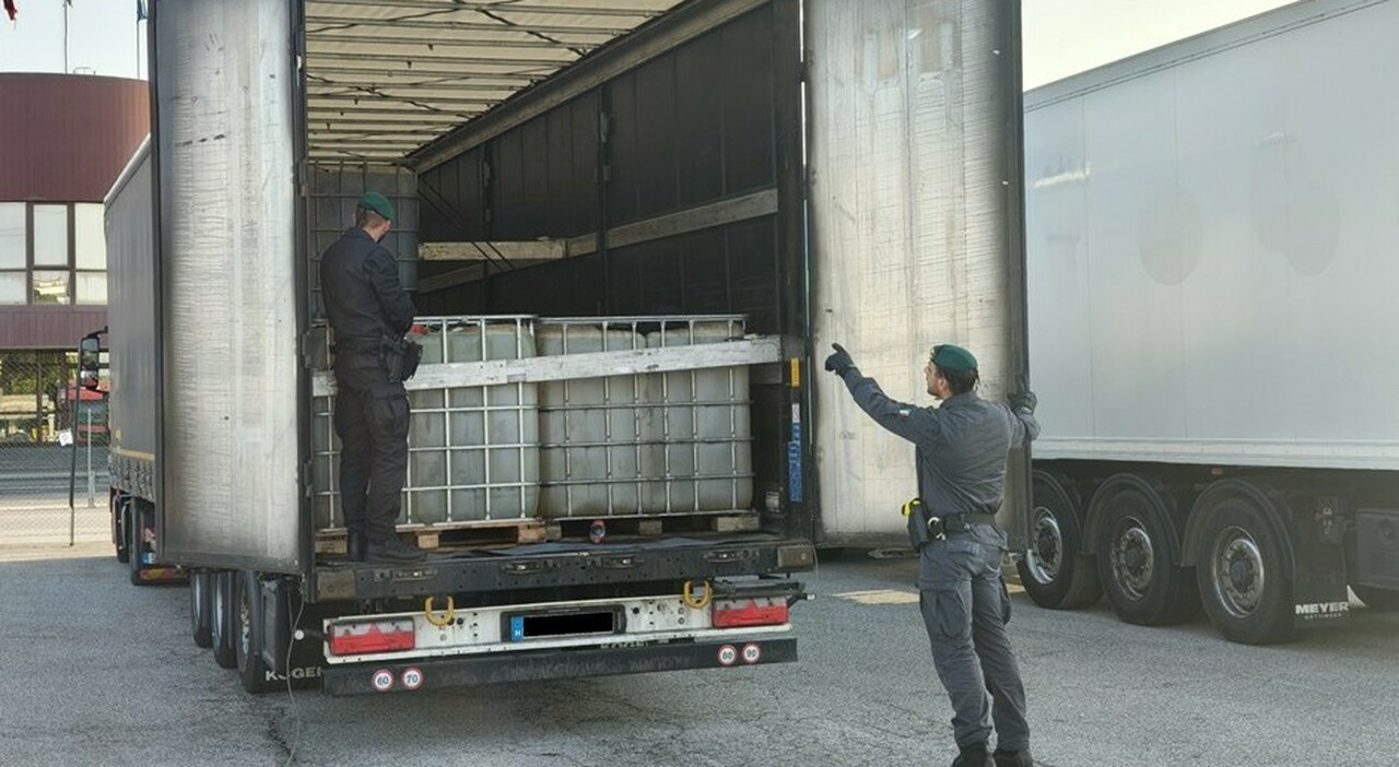 https://statics.cedscdn.it/photos/MED_HIGH/2026/05/14/9531605_14095425_gasolio_contrabbando_camion_padova.jpg