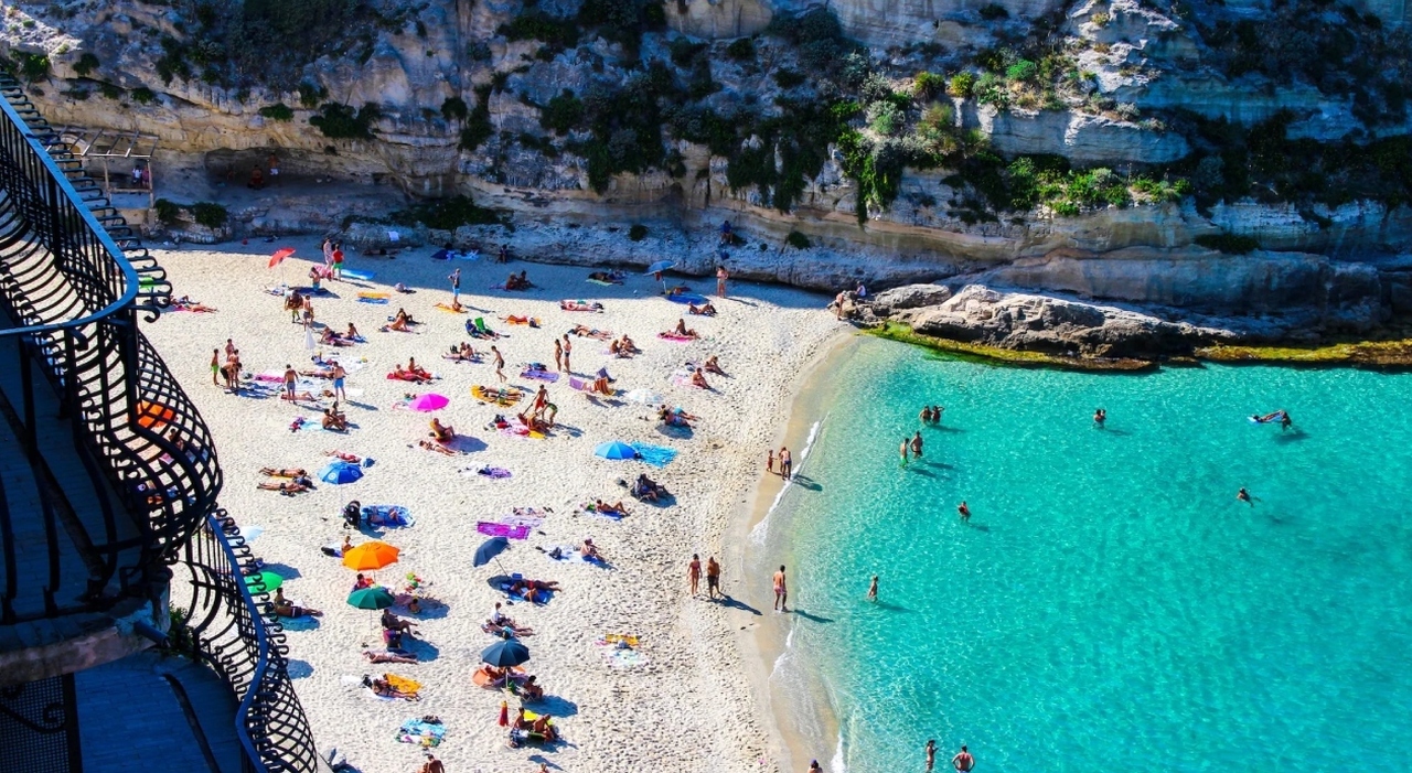 https://statics.cedscdn.it/photos/MED_HIGH/2026/05/14/9531859_14125232_bandiere_blu.jpg
