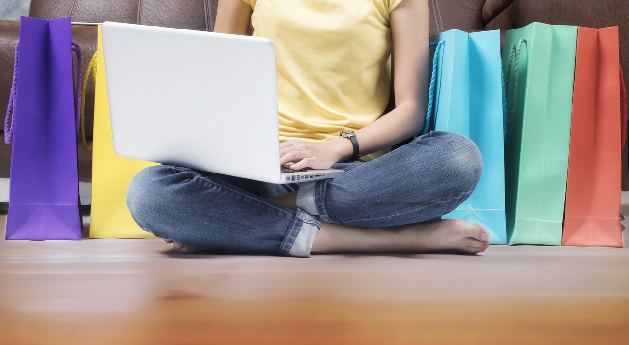https://statics.cedscdn.it/photos/MED_HIGH/2026/05/14/9532080_14160447_laptop_excited_adult_buying_home_sitting.jpg