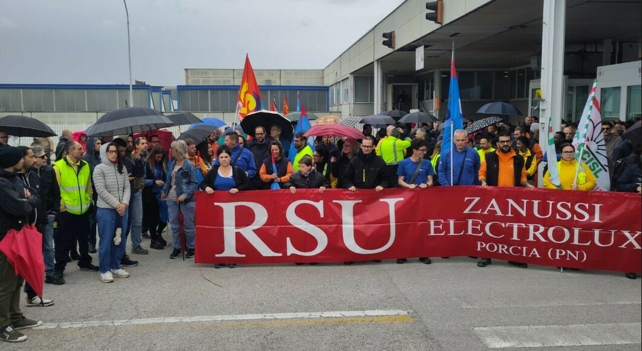 electrolux chiusure a porcia dopo l annuncio dei tagli stop alle linee il 18 e 25 maggio lavoriamo qui da 25 anni di che cosa vivremo ora da Ilgazzettino.it electrolux chiusure a porcia dopo l annuncio dei tagli stop alle linee il 18 e 25 maggio lavoriamo qui da 25 anni di che cosa vivremo ora