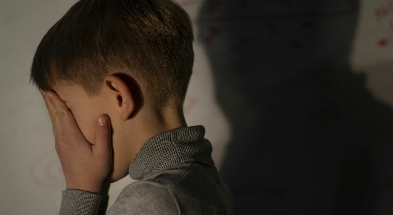 https://statics.cedscdn.it/photos/MED_HIGH/2026/05/15/9533729_15092721_bambino_picchiato_papa_lavoro_stalla_montebelluno_treviso_violenza.jpg