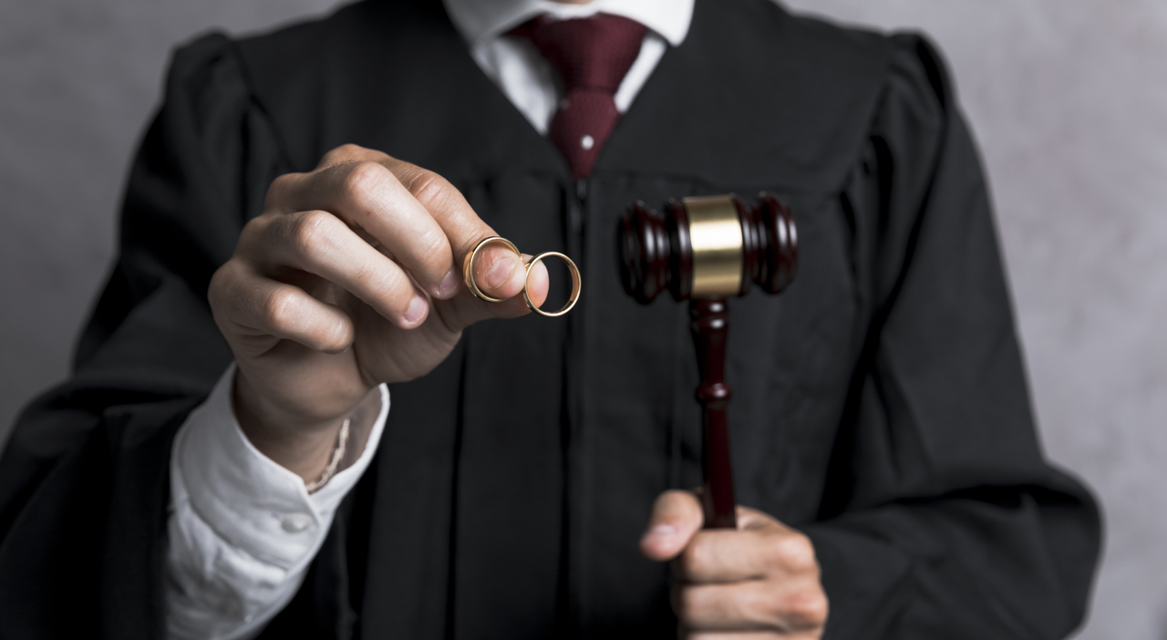 https://statics.cedscdn.it/photos/MED_HIGH/2026/05/15/9534089_15152526_close_up_judge_with_golden_rings_gavel.jpg