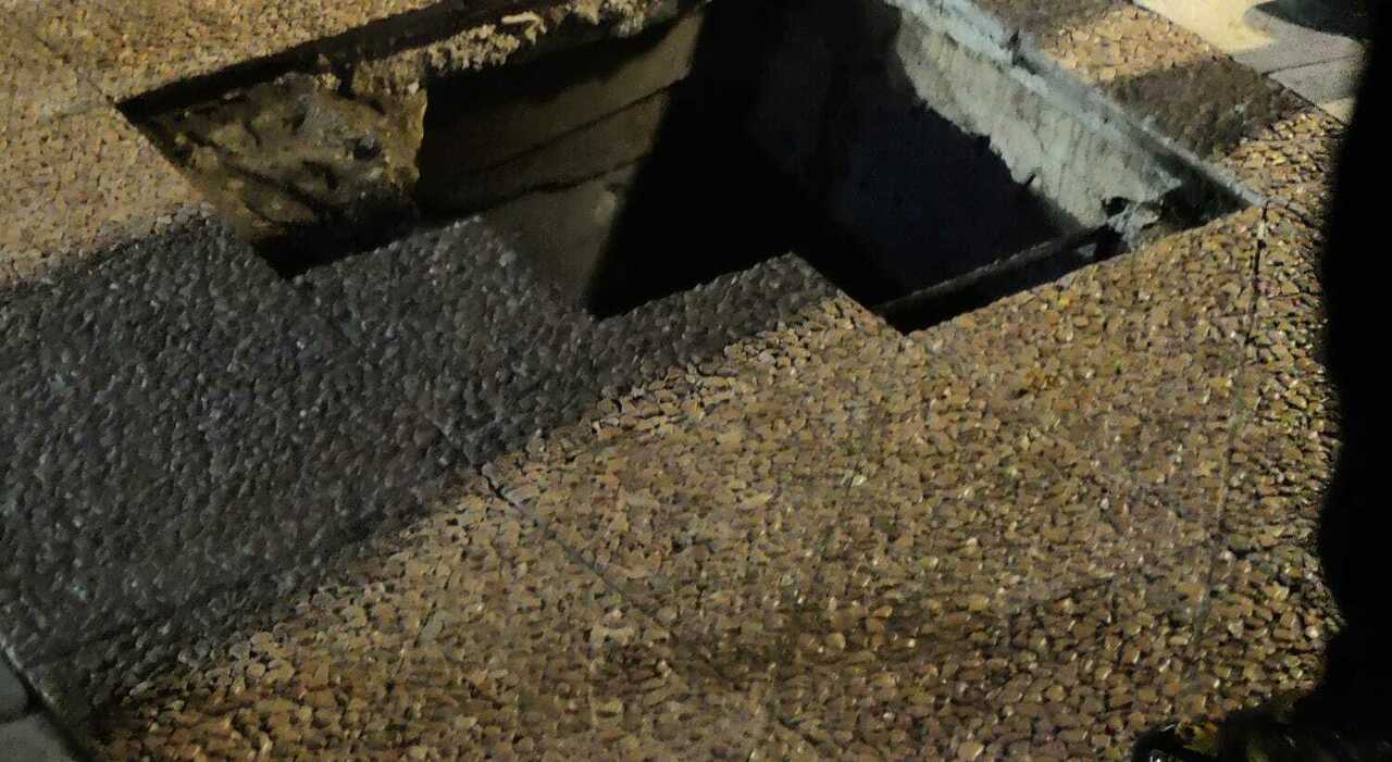 cede il marciapiede sprofonda una bimba paura per strada